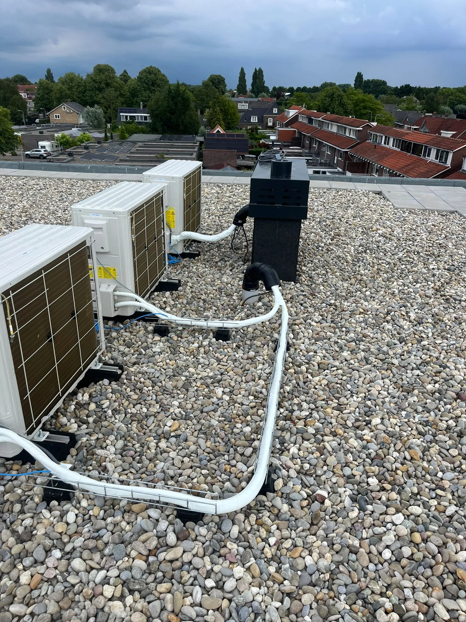 Airconditioning buitenunits op plat dak geinstalleerd door CKW Installatietechniek Moerkapelle
