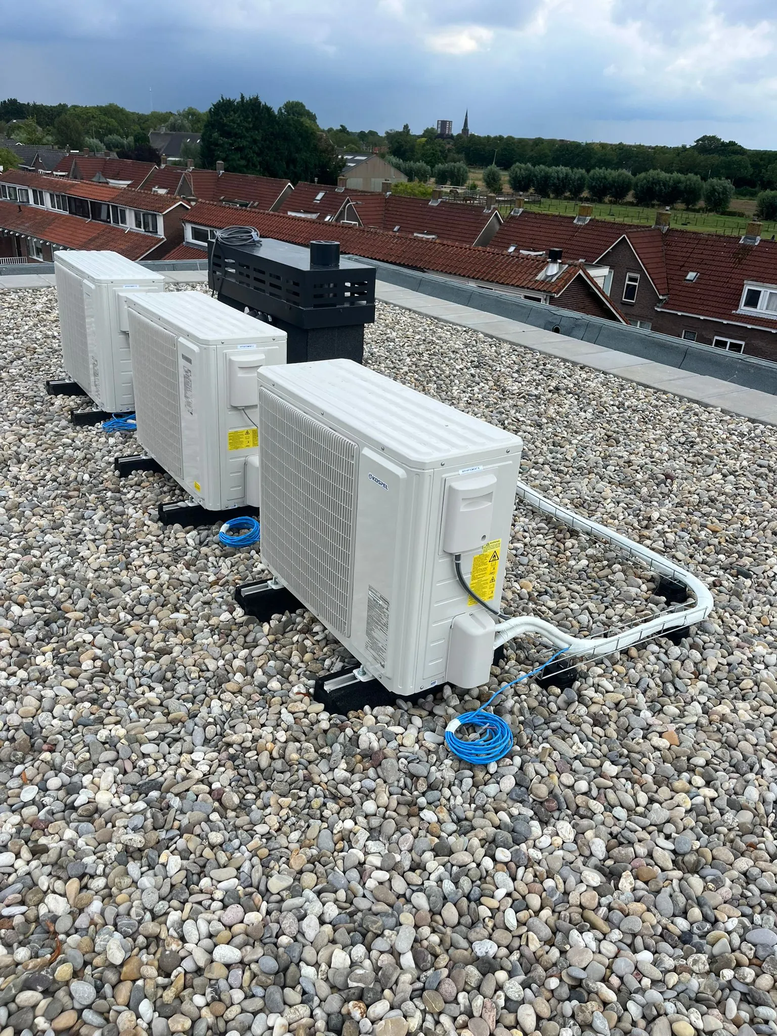 Drie airconditioning buitenunits op plat dak geinstalleerd door CKW Installatietechniek Moerkapelle