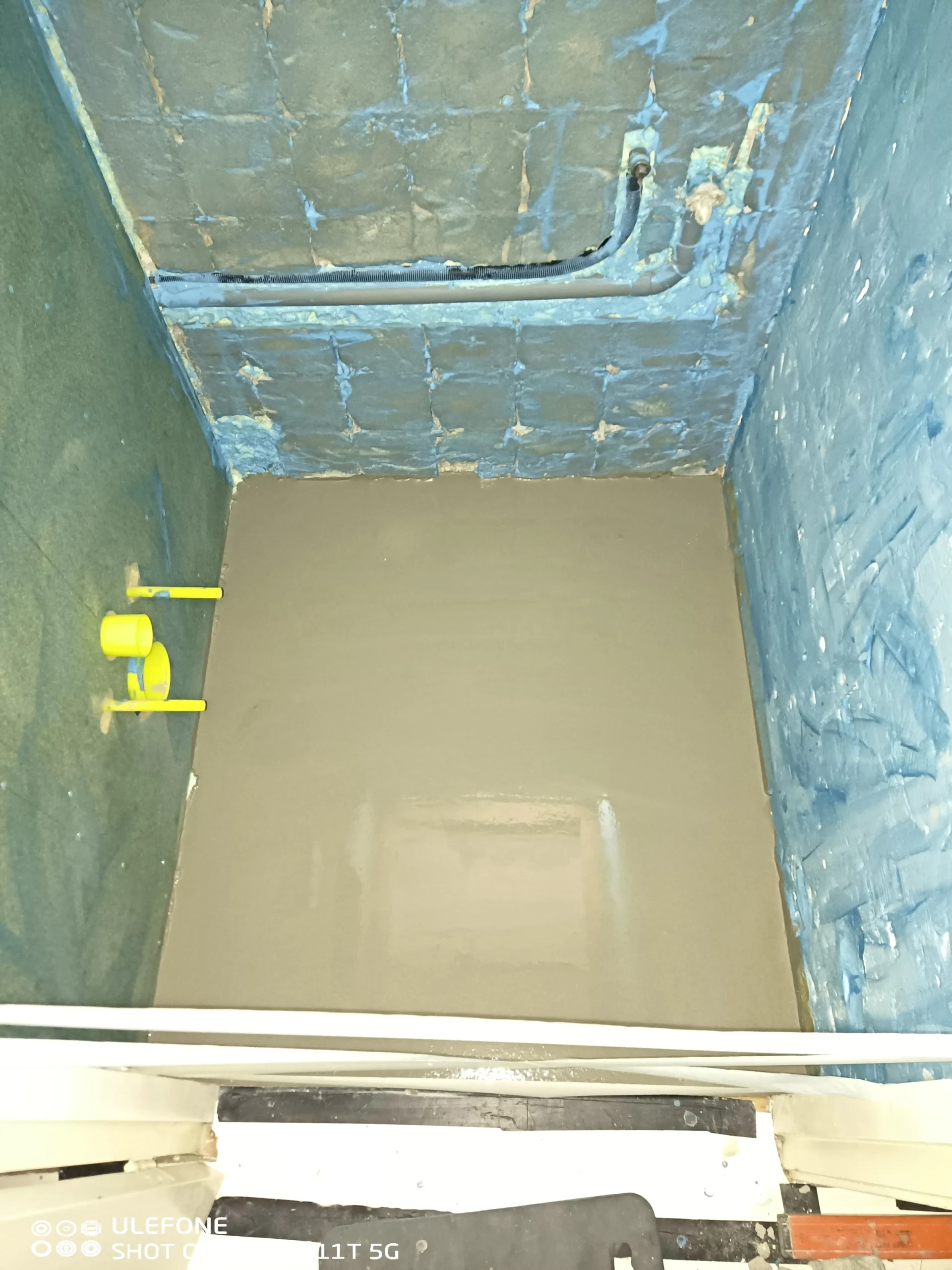 Aanbrengen waterdichtingslaag badkamer door CKW Installatietechniek Moerkapelle