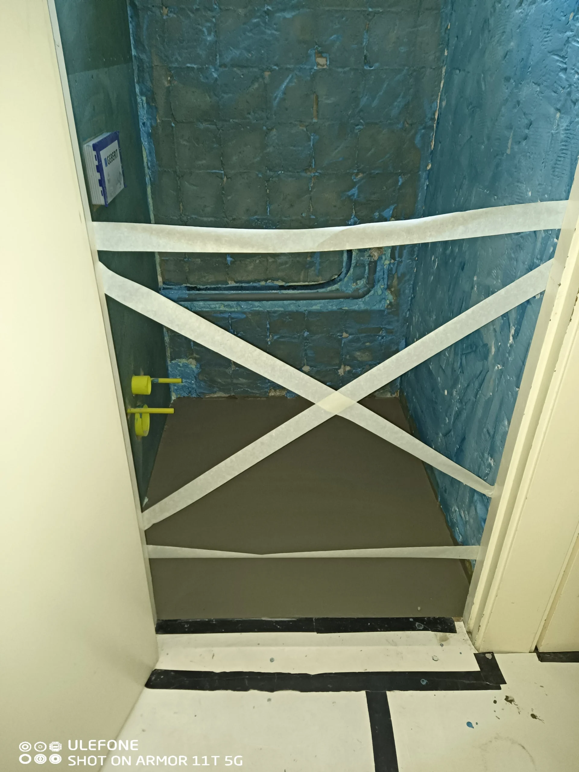 Afgewerkte waterdichtingslaag badkamer door CKW Installatietechniek Moerkapelle