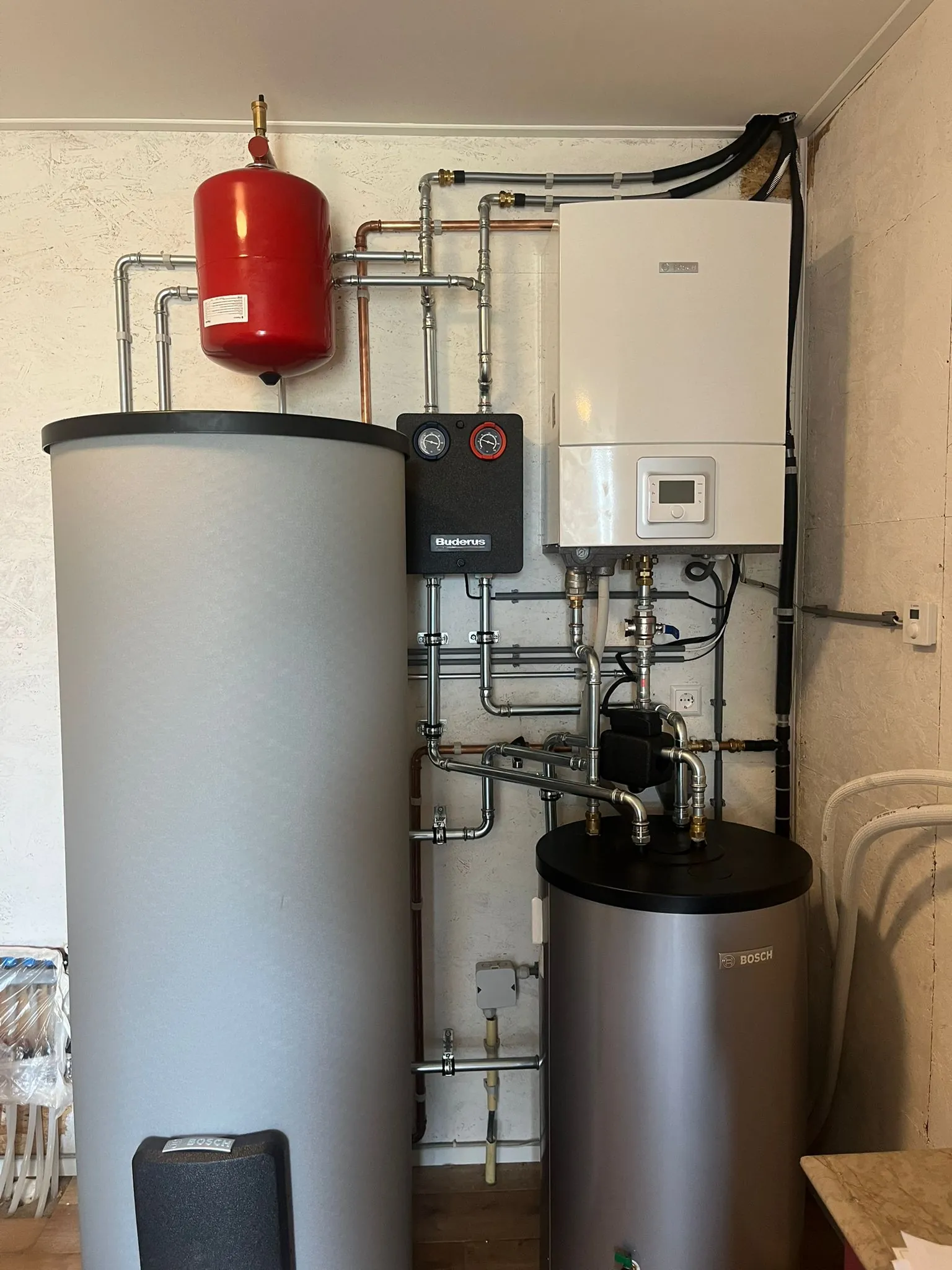 Bosch CV-ketel met buffervat en Buderus pompgroep door CKW Installatietechniek Moerkapelle