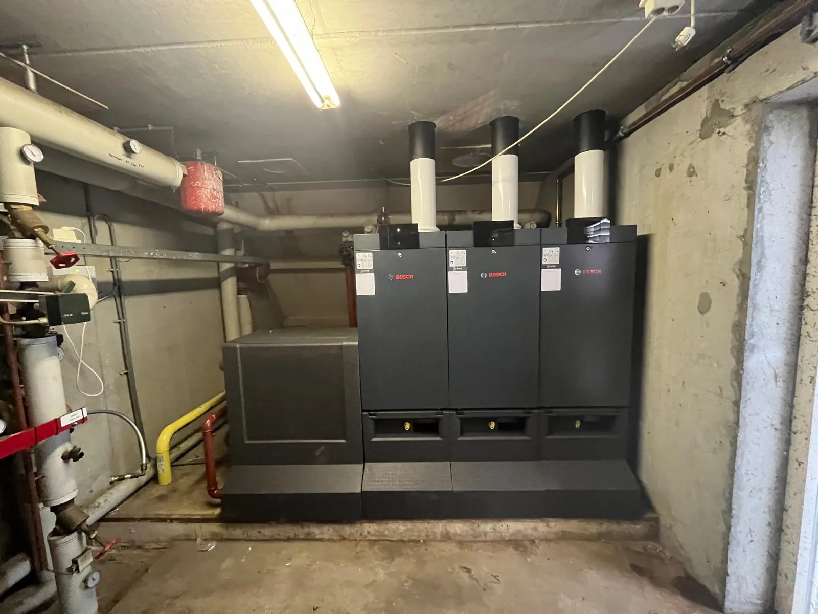 Drie Bosch CV-ketels in cascade opstelling stookruimte door CKW Installatietechniek Moerkapelle