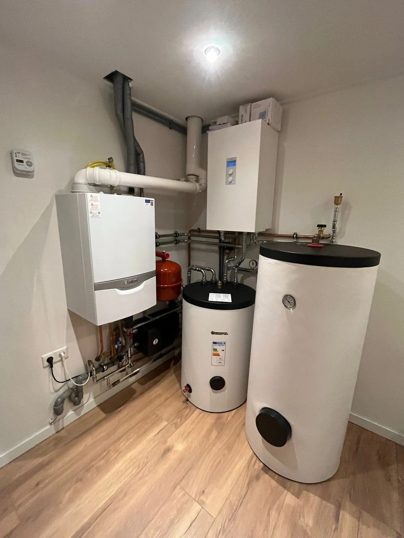 Vaillant CV-ketel met boilers in stookruimte door CKW Installatietechniek Moerkapelle