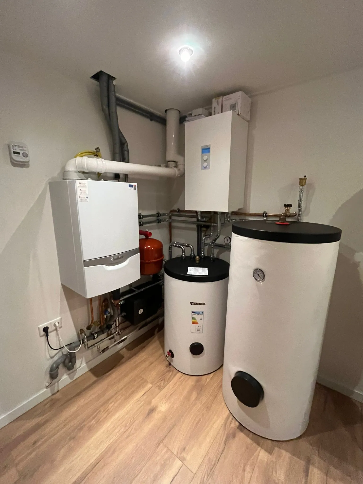 Vaillant CV-ketel met boiler en buffervat stookruimte door CKW Installatietechniek Moerkapelle