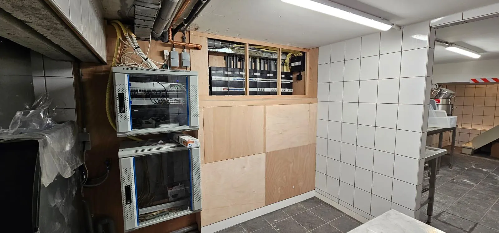 Groepenkast en serverkasten technische ruimte door CKW Installatietechniek Moerkapelle