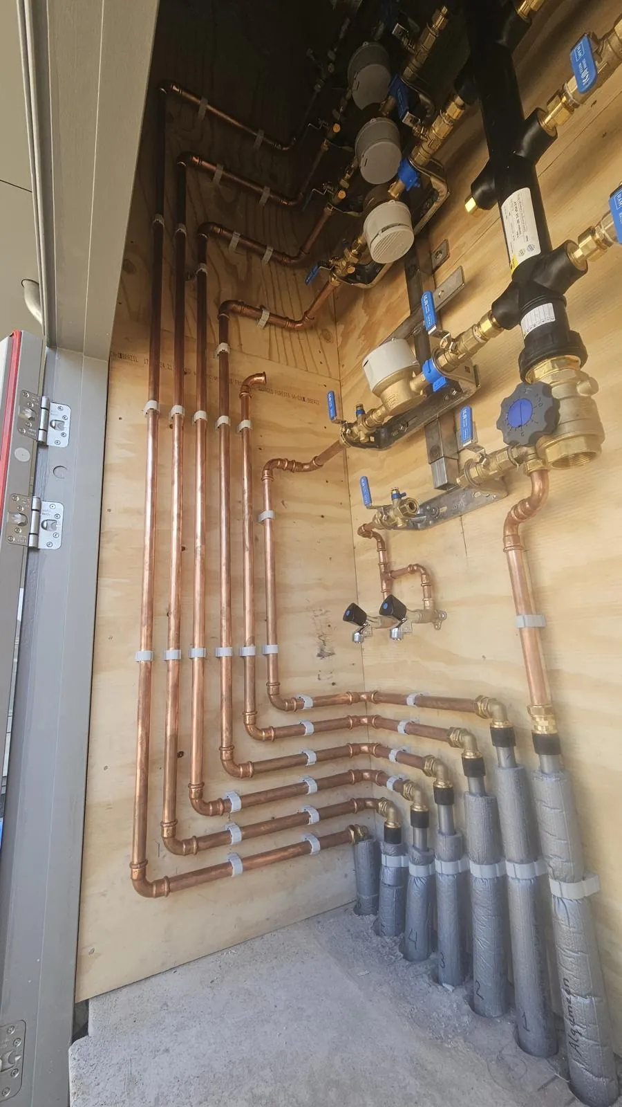 Koperen leidingwerk met watermeter installatie door CKW Installatietechniek Moerkapelle