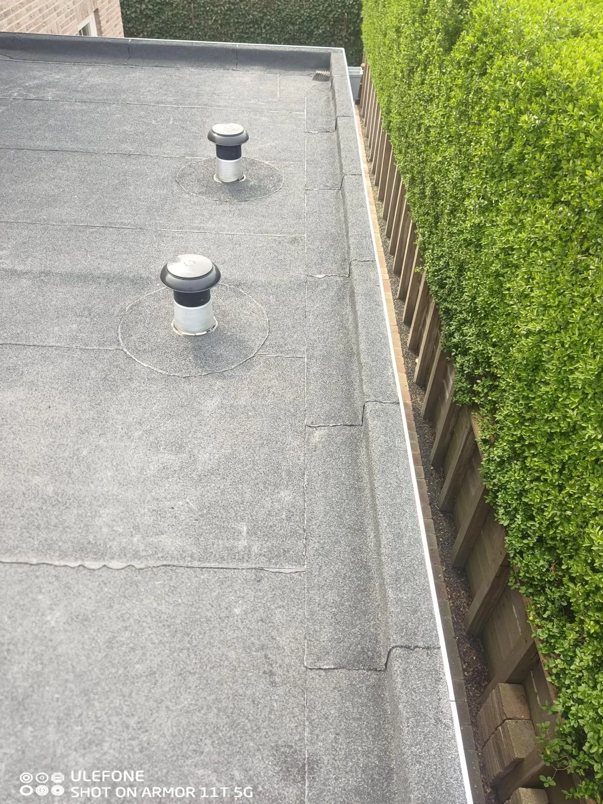 Plat dak met dakdoorvoeren door CKW Installatietechniek Moerkapelle