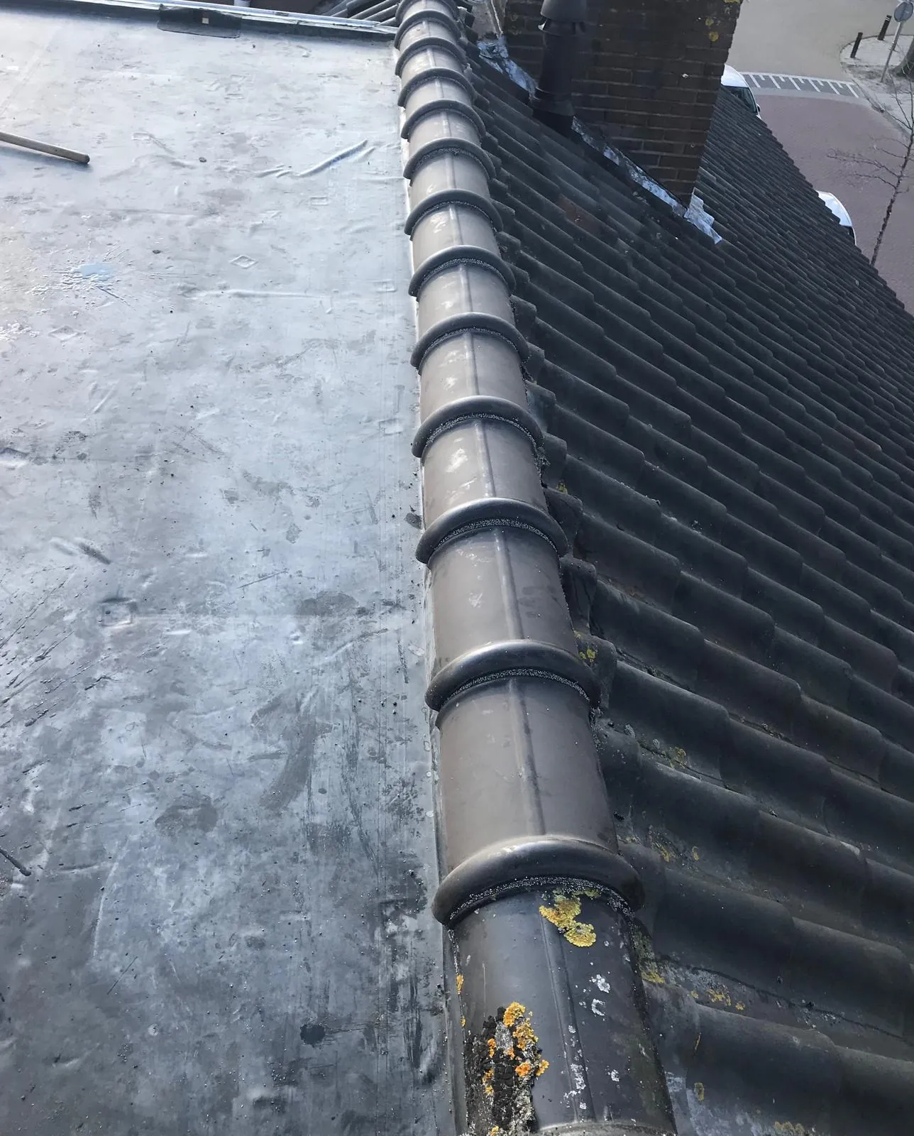 Plat dak aansluiting bij pannendak door CKW Installatietechniek Moerkapelle