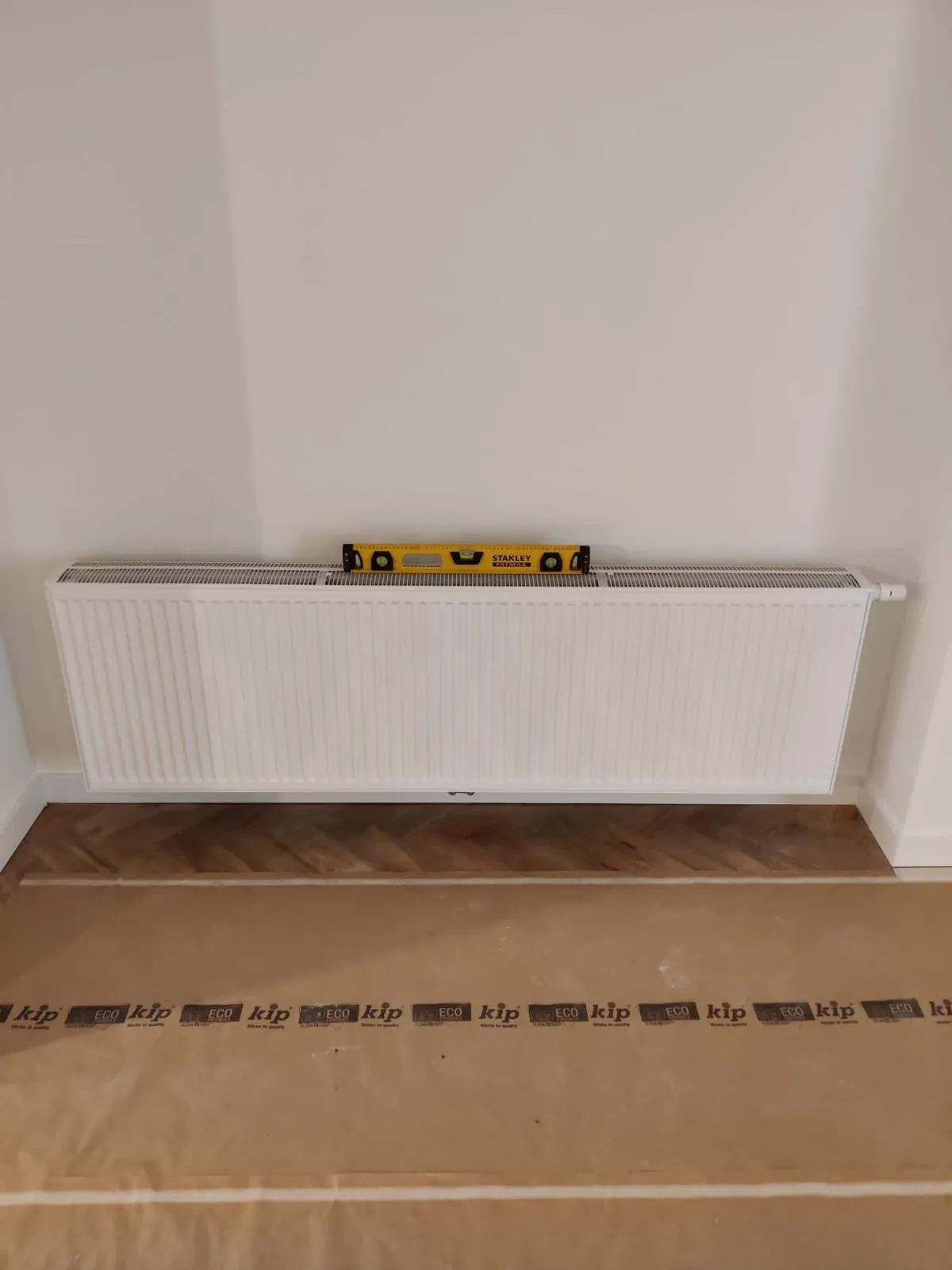 Radiator installatie met waterpas door CKW Installatietechniek Moerkapelle