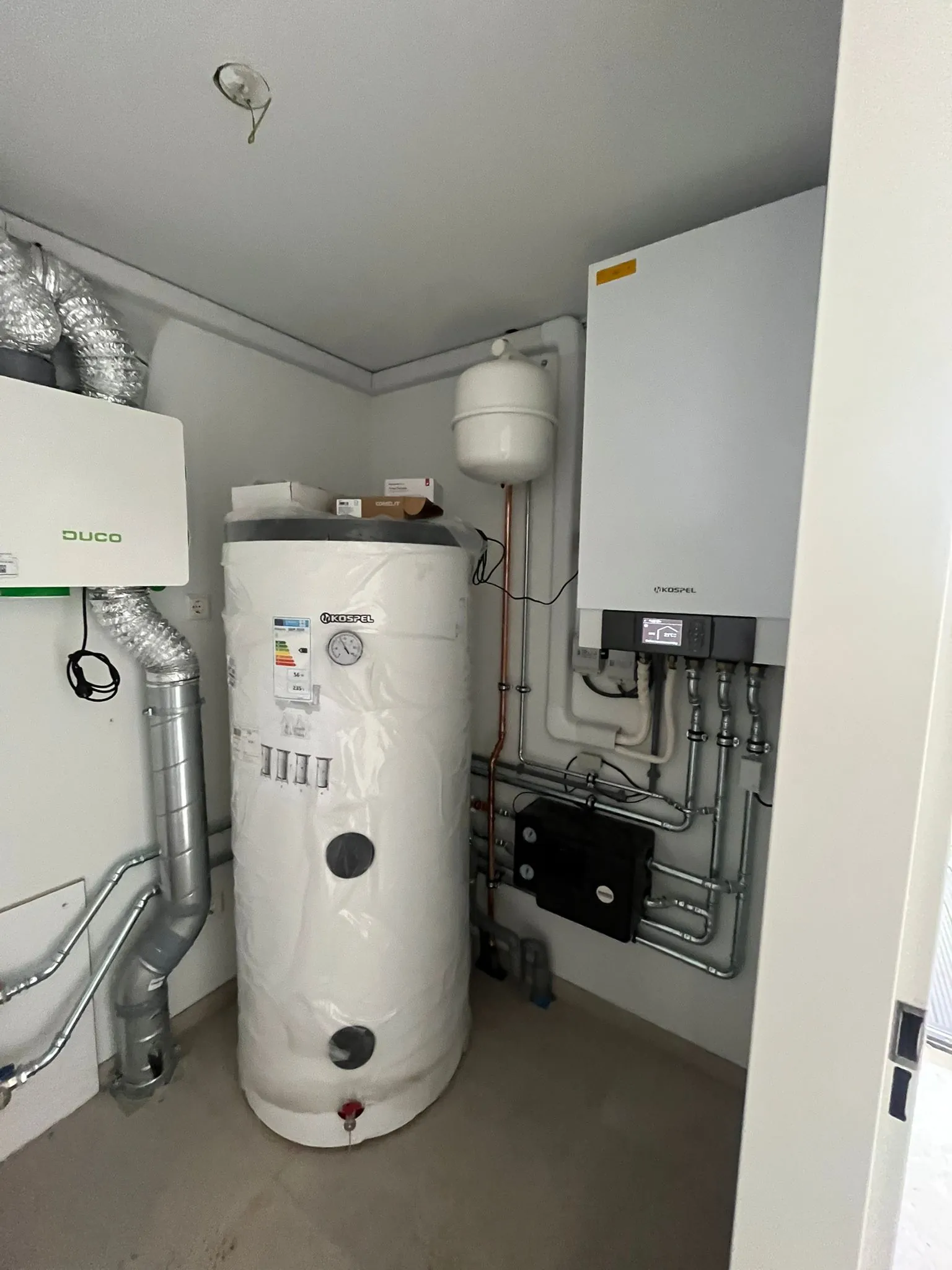 Stookruimte met Kospel CV-ketel boiler en Duco ventilatie door CKW Installatietechniek Moerkapelle