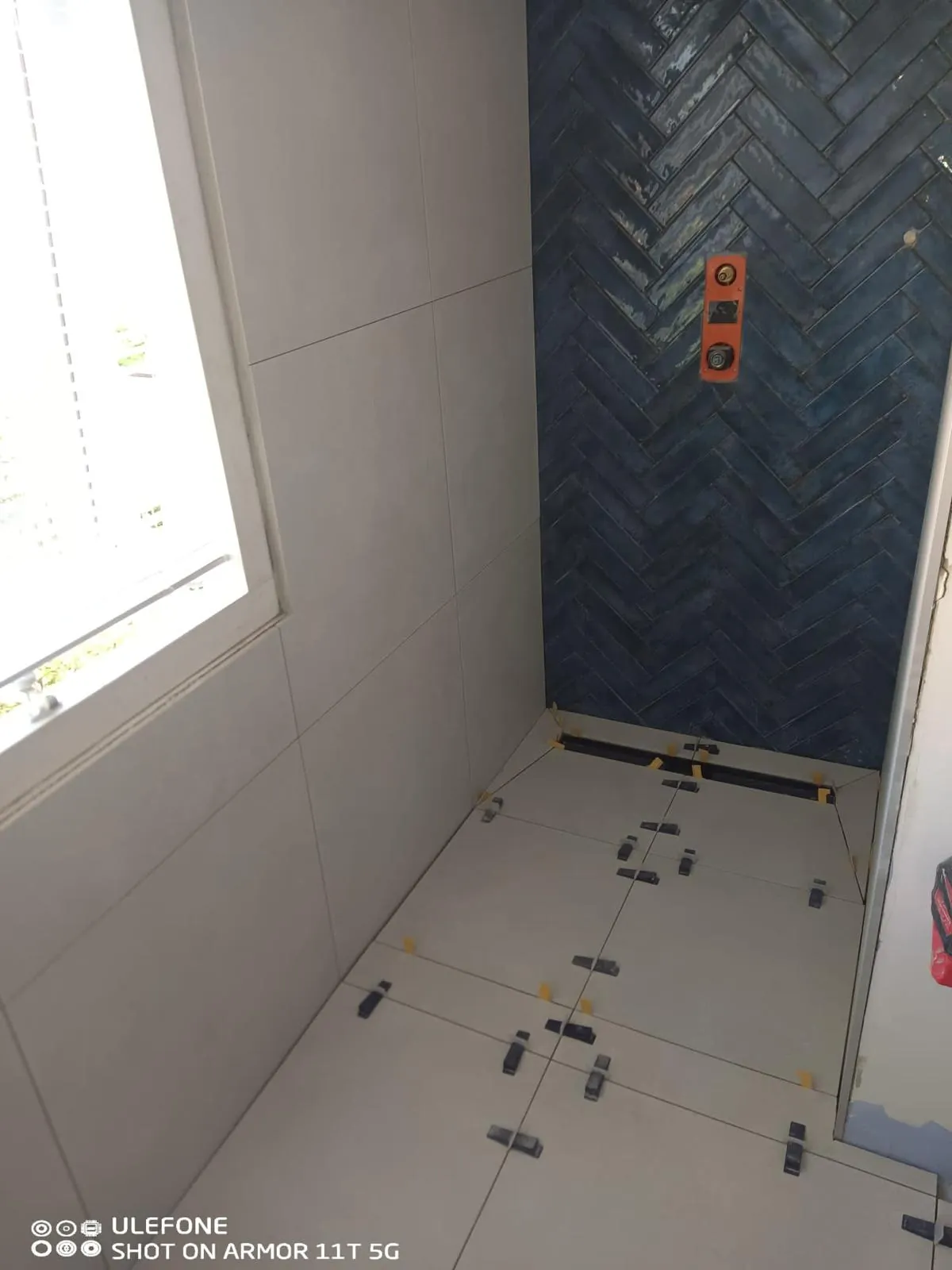 Tegelwerk badkamer met visgraatpatroon door CKW Installatietechniek Moerkapelle
