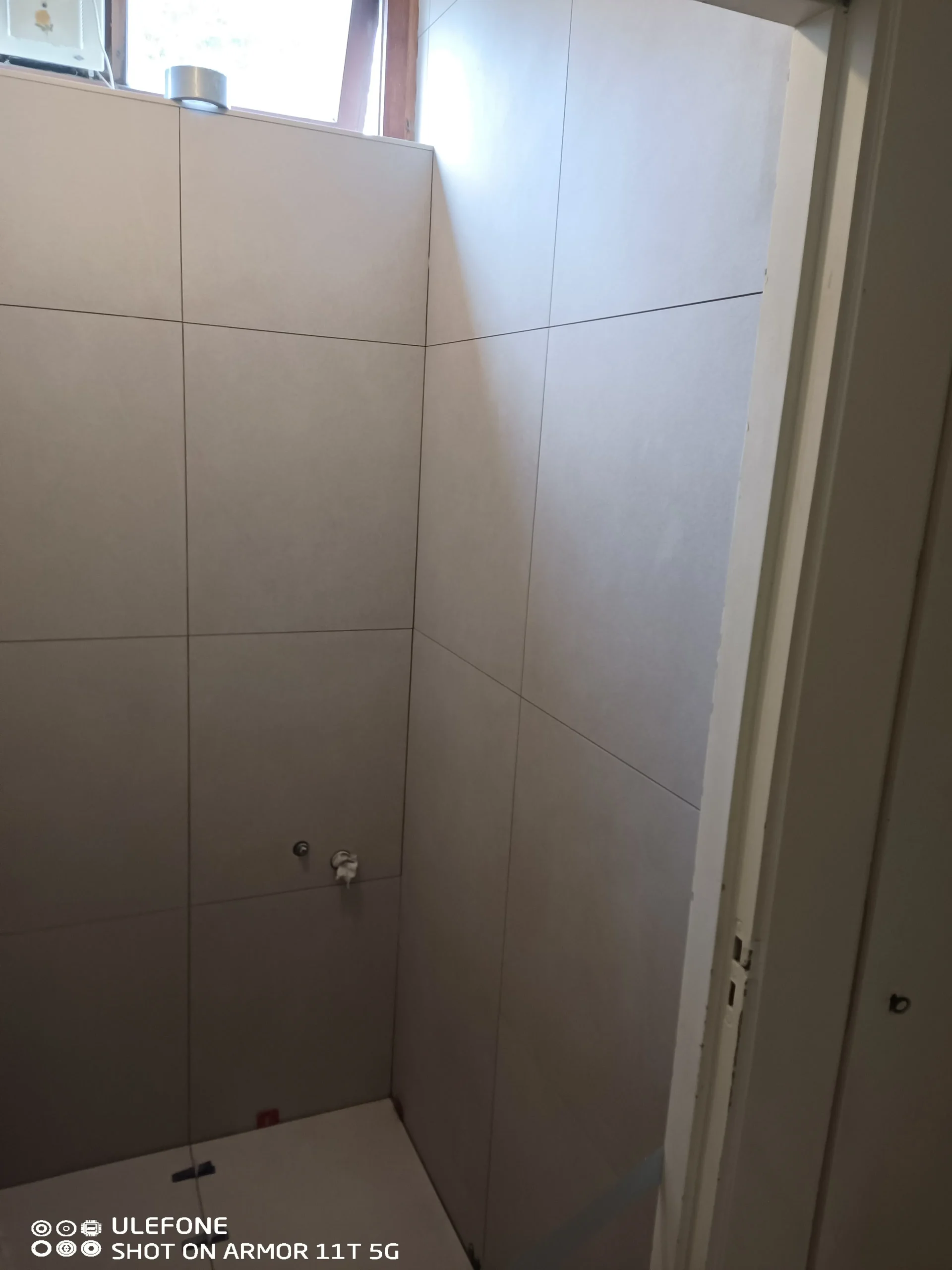 Tegelwerk badkamerwand in aanbouw door CKW Installatietechniek Moerkapelle