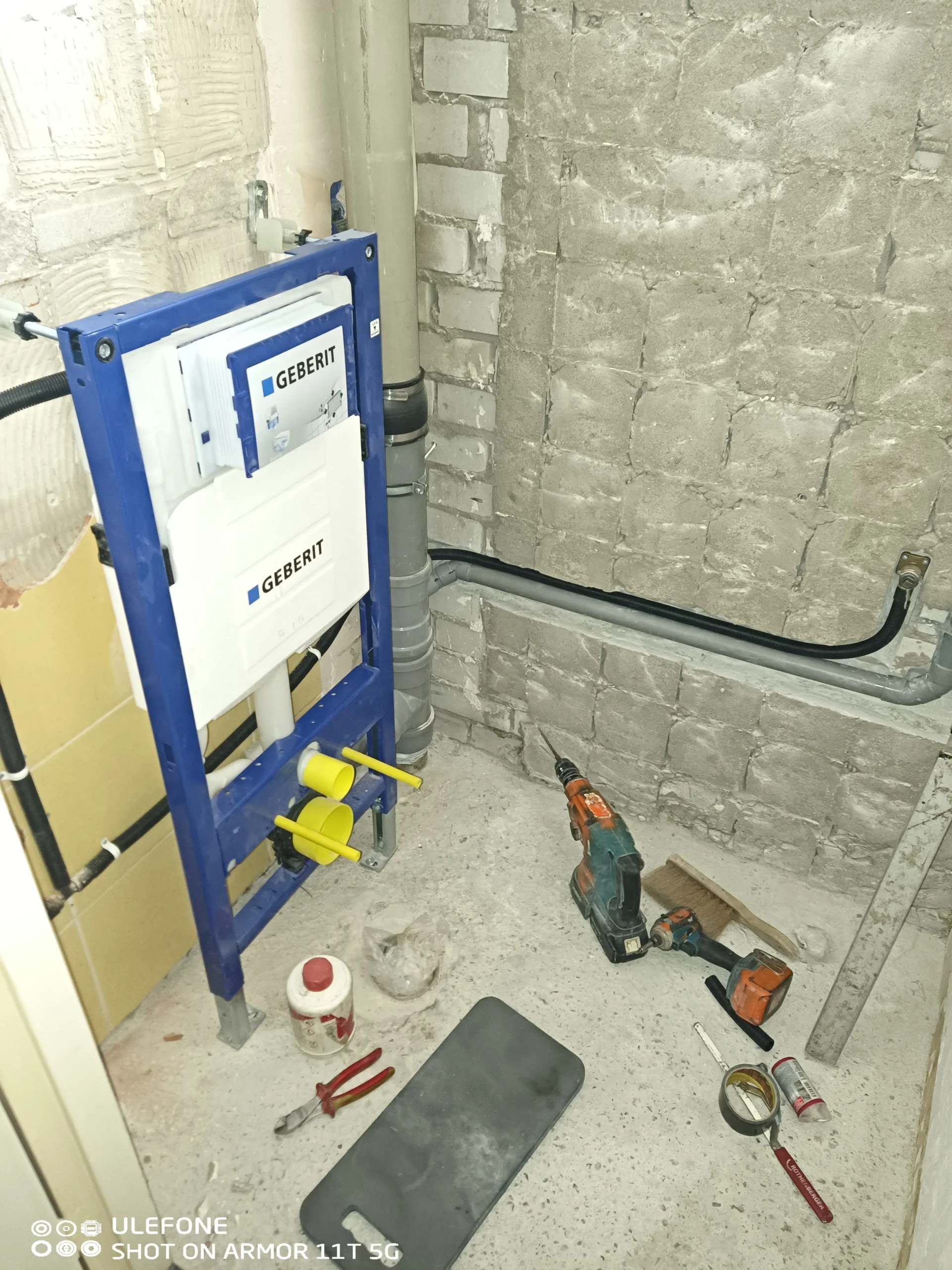 Geberit inbouwreservoir installatie toilet door CKW Installatietechniek Moerkapelle