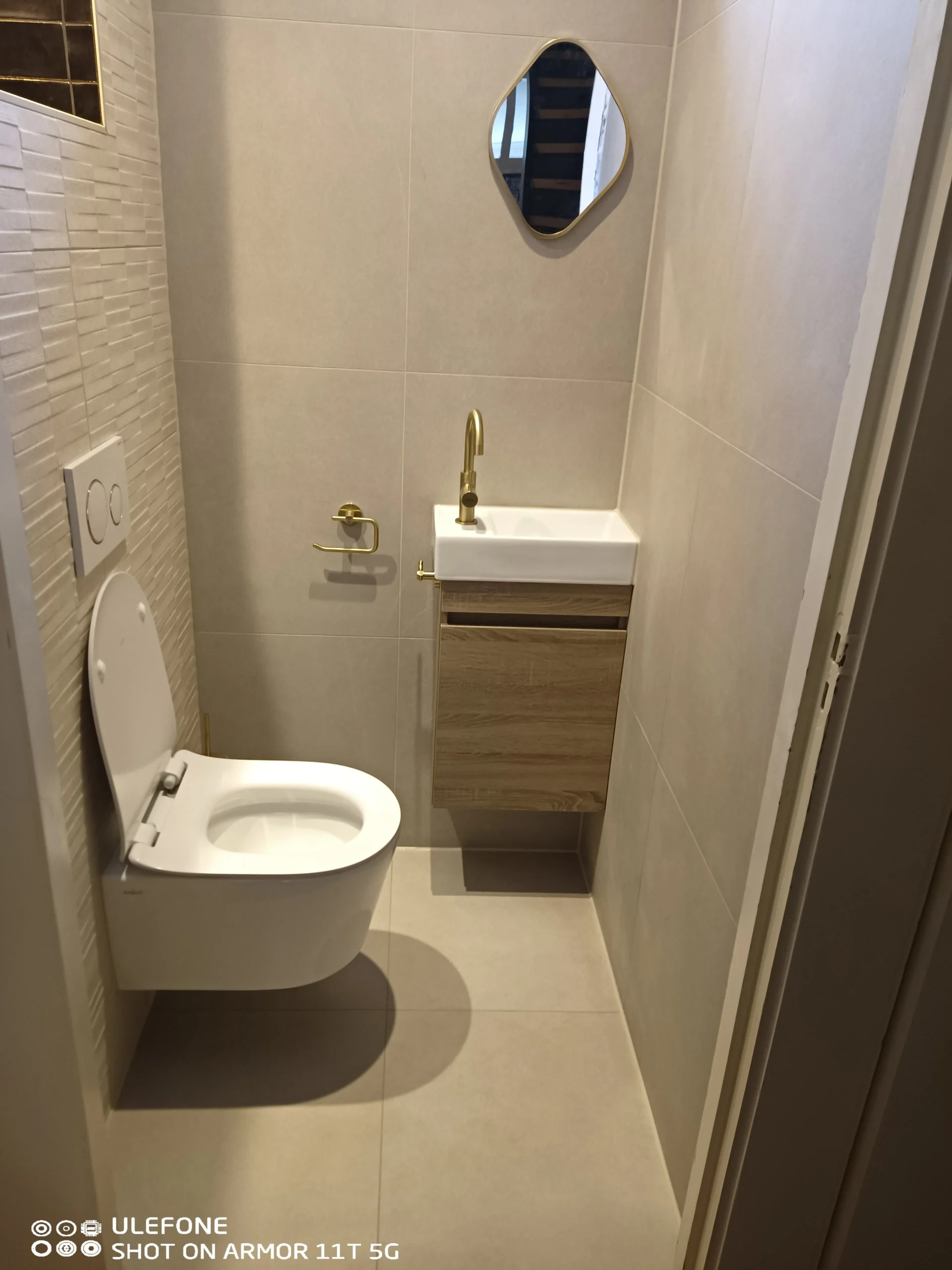 Toilet renovatie modern design met gouden accenten door CKW Installatietechniek Moerkapelle