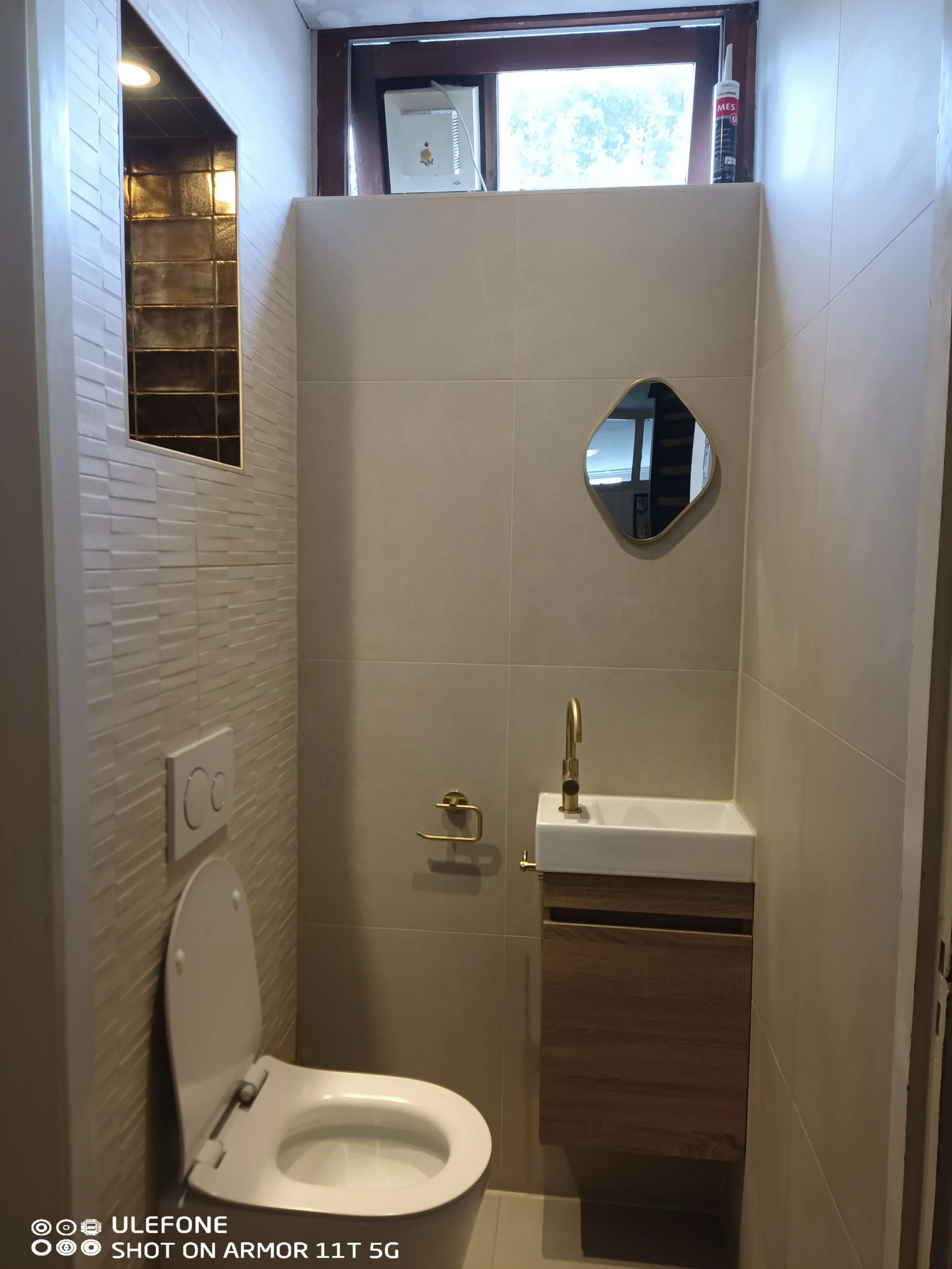 Toilet renovatie afgewerkt met gouden accenten door CKW Installatietechniek Moerkapelle