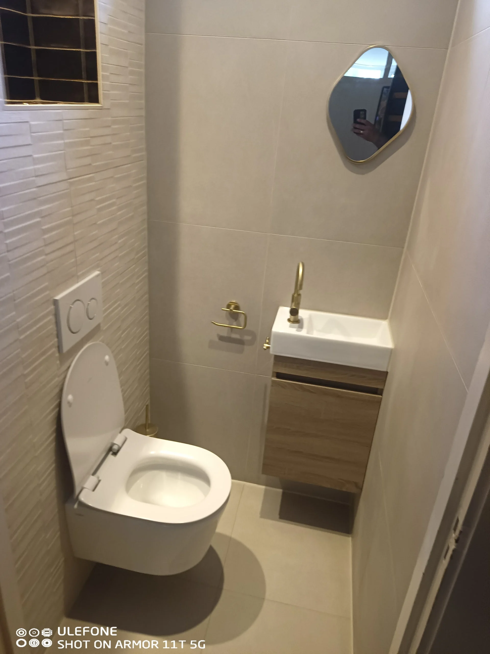 Toilet renovatie met gouden kranen bovenaanzicht door CKW Installatietechniek Moerkapelle