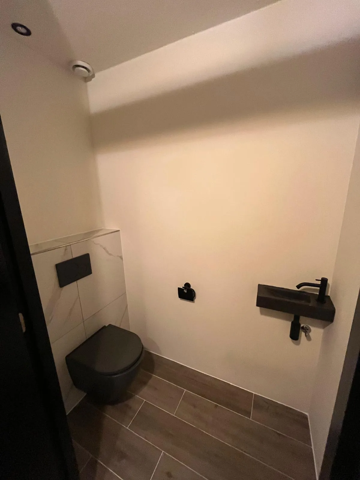 Moderne toilet renovatie met zwart sanitair door CKW Installatietechniek Moerkapelle