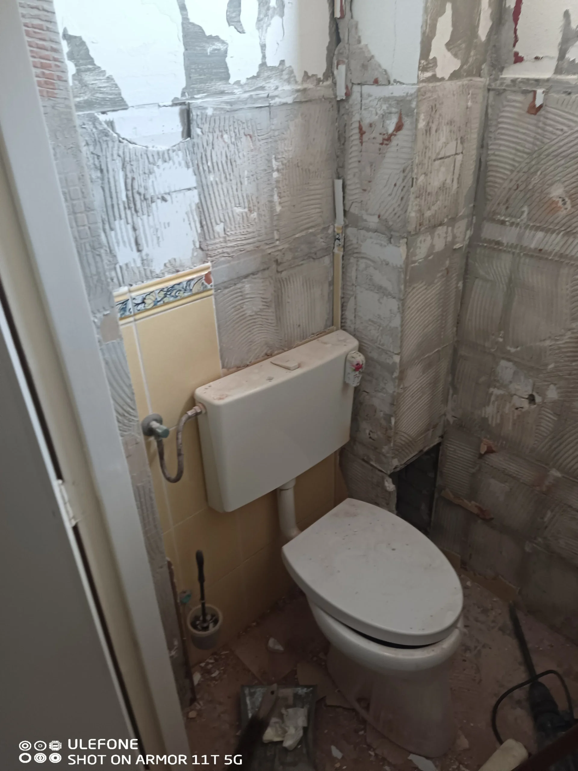 Sloopwerk oude toilet voor renovatie door CKW Installatietechniek Moerkapelle