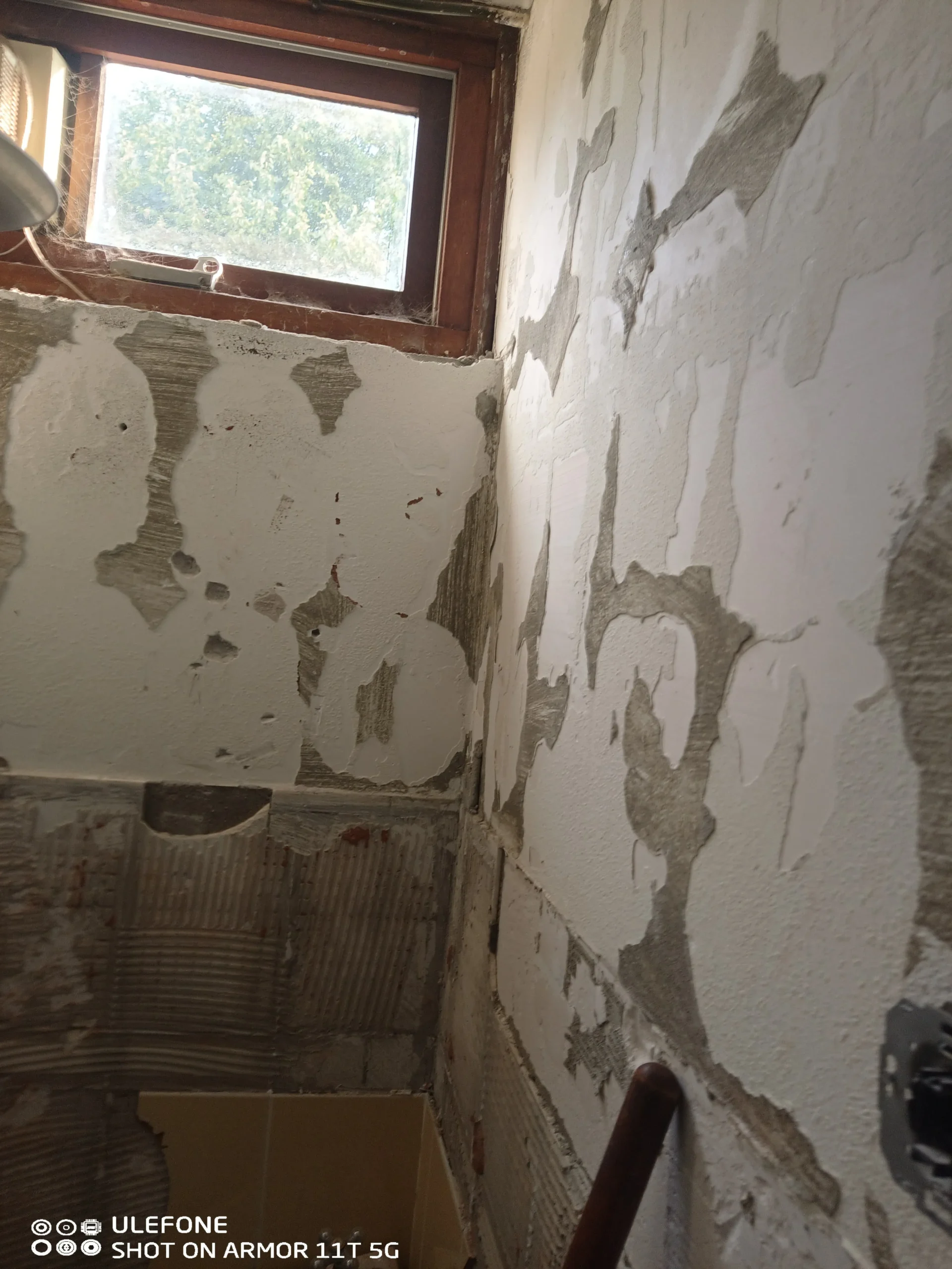 Gestripte muren toilet renovatie door CKW Installatietechniek Moerkapelle