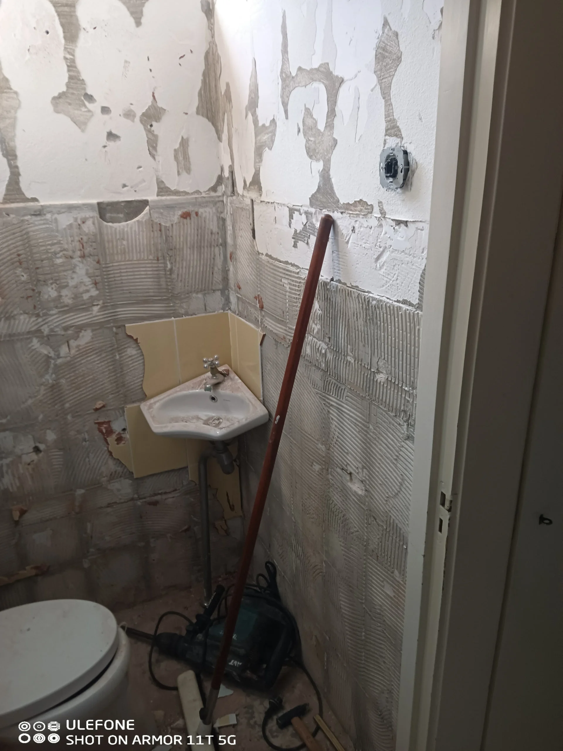 Verwijderen oude tegels toilet renovatie door CKW Installatietechniek Moerkapelle