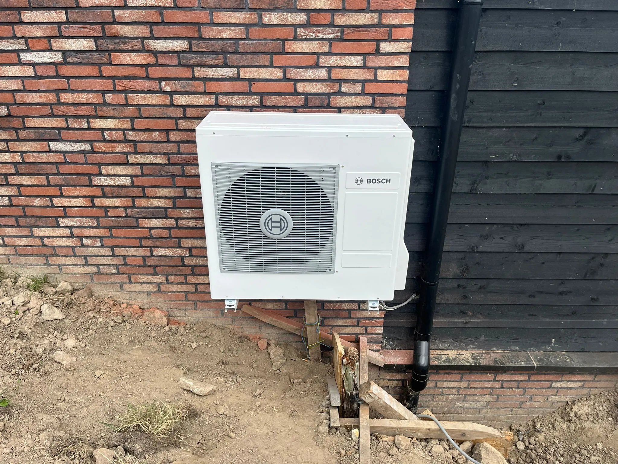 Bosch warmtepomp buitenunit wandmontage door CKW Installatietechniek Moerkapelle