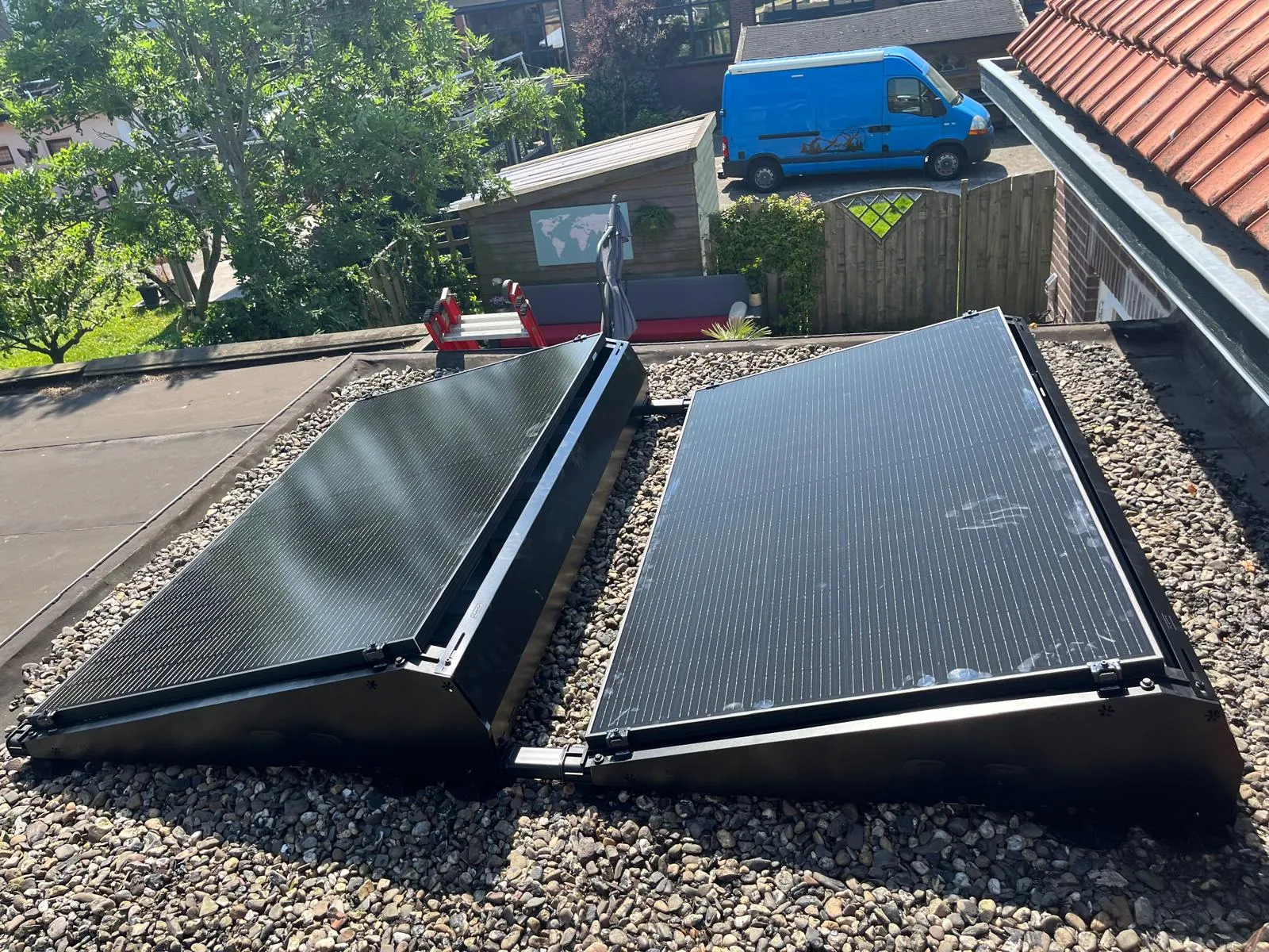 Zonnepanelen installatie op plat dak door CKW Installatietechniek Moerkapelle