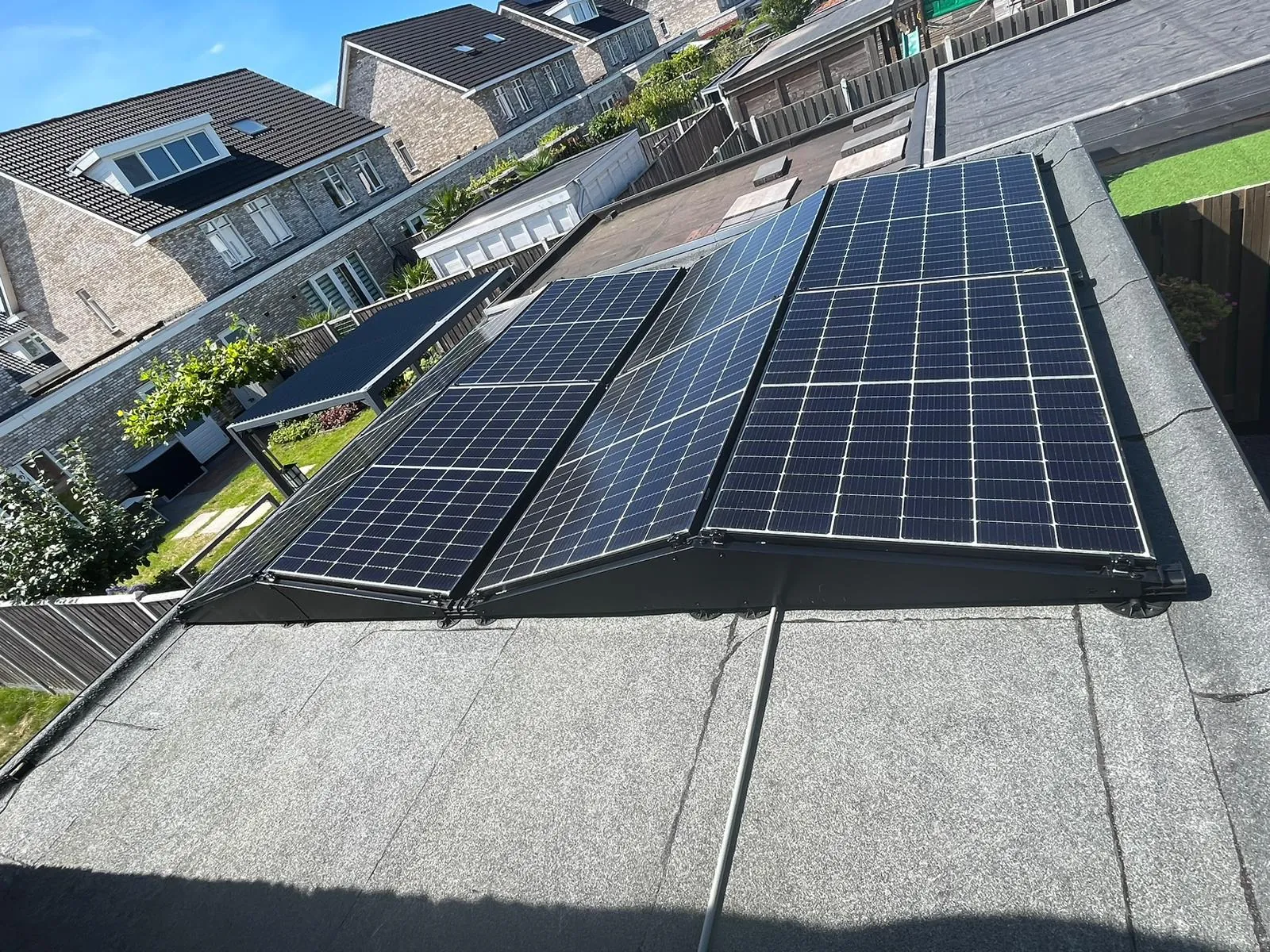 Zonnepanelen op plat dak woonwijk door CKW Installatietechniek Moerkapelle