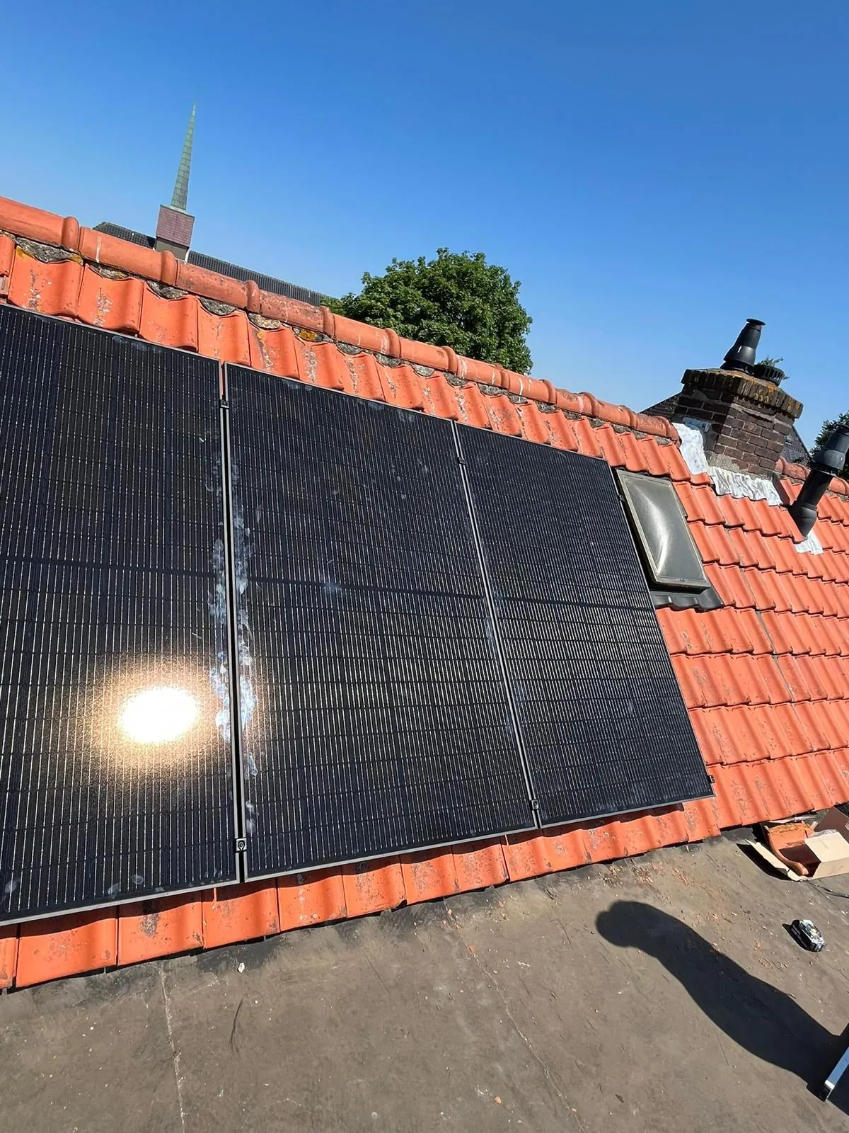 Zonnepanelen op schuin dak rode pannen door CKW Installatietechniek Moerkapelle